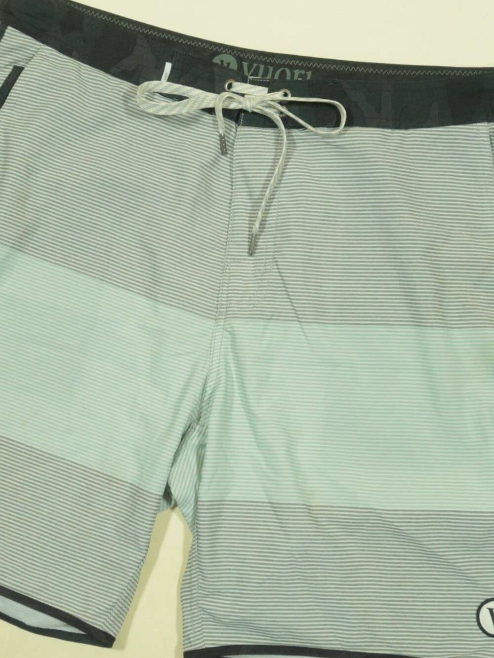 Vuori Cruise Board Shorts Mens 33 Gray White Swim Trunks Hybrid Unlined